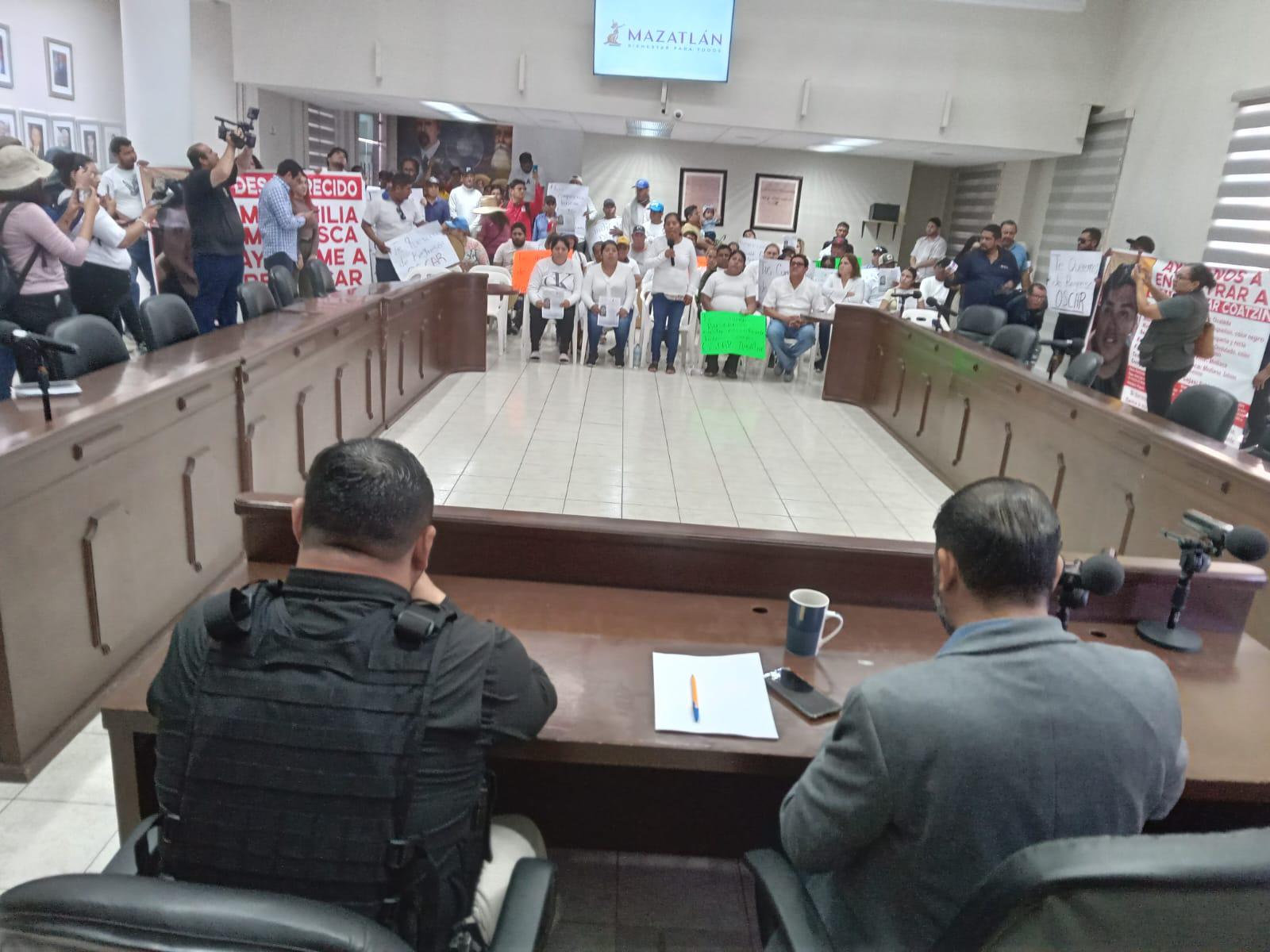 $!Evade Alcaldesa de Mazatlán atender protesta que exige hallar a Óscar