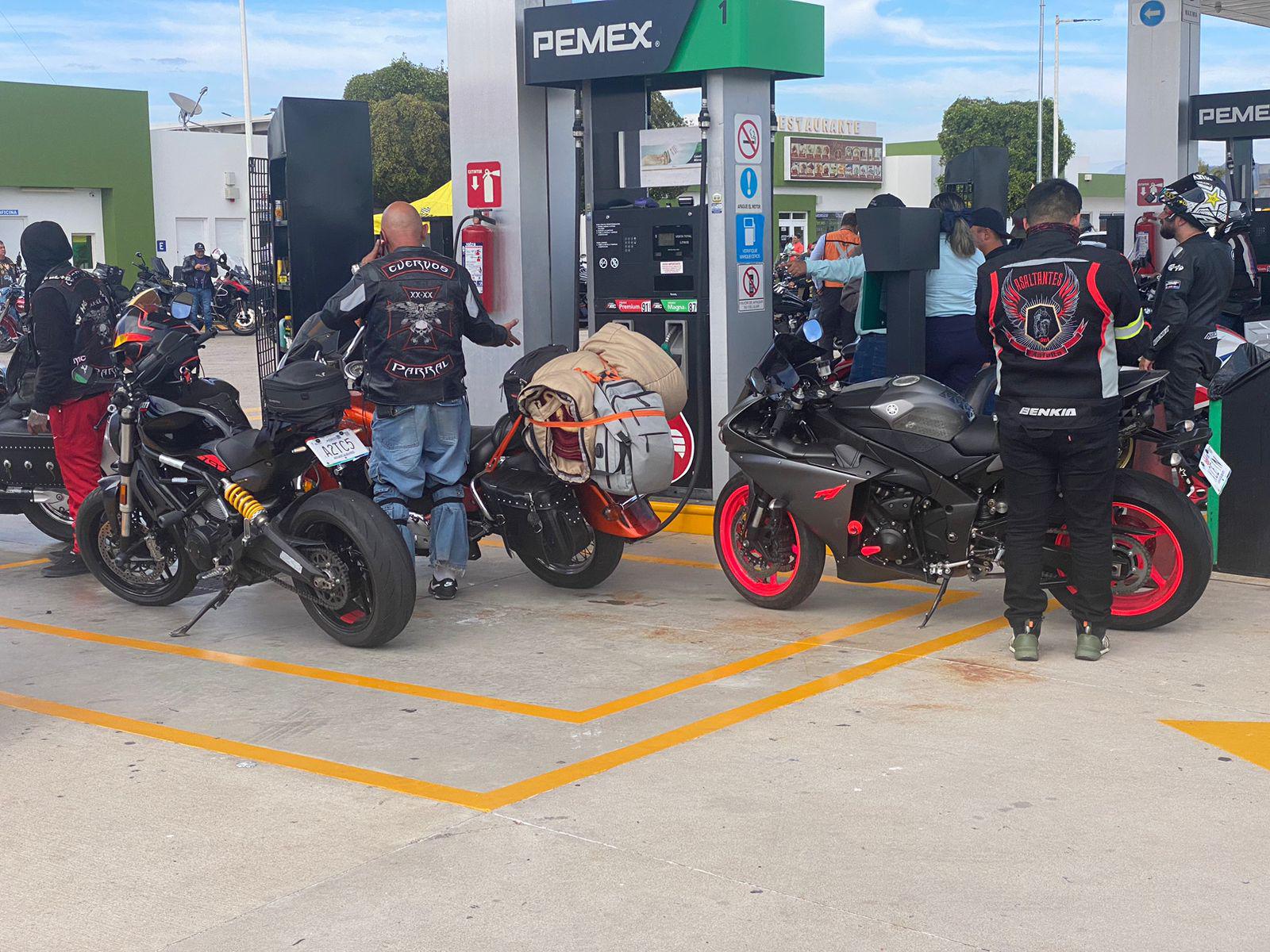 $!Bikers llenan gasolinera para cargar la gota antes de arribar a Mazatlán