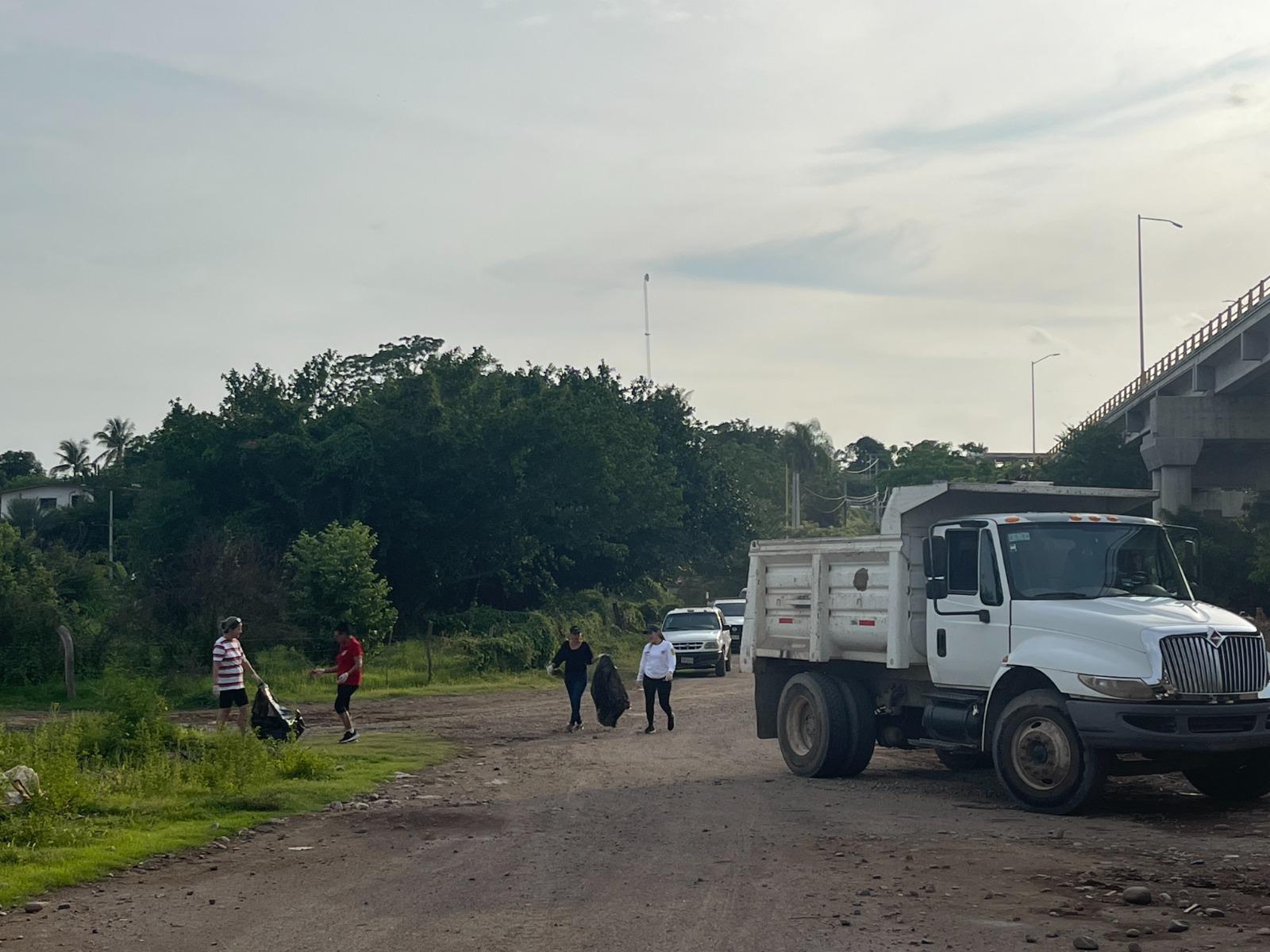 $!Recogen 20 toneladas de basura del río Baluarte, a la altura de la cabecera municipal