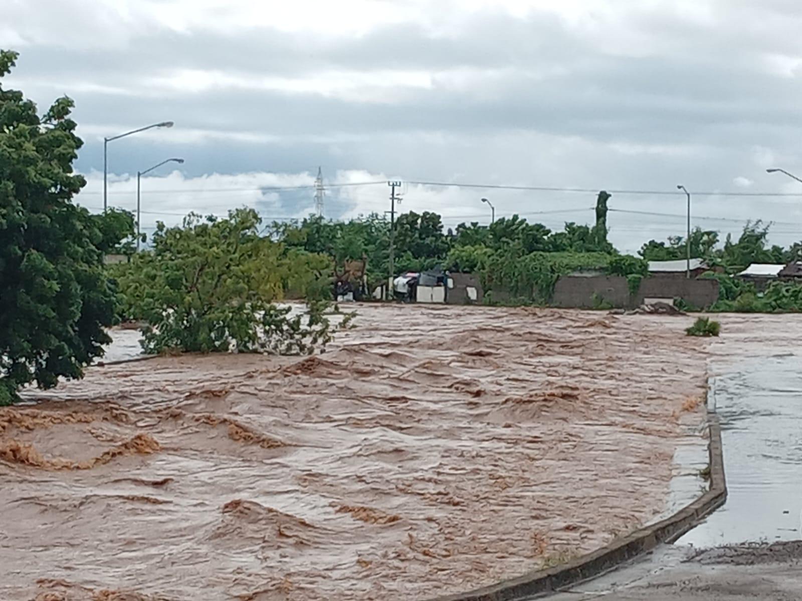 $!Se desborda el arroyo del Seminario en Real Pacífico en Mazatlán