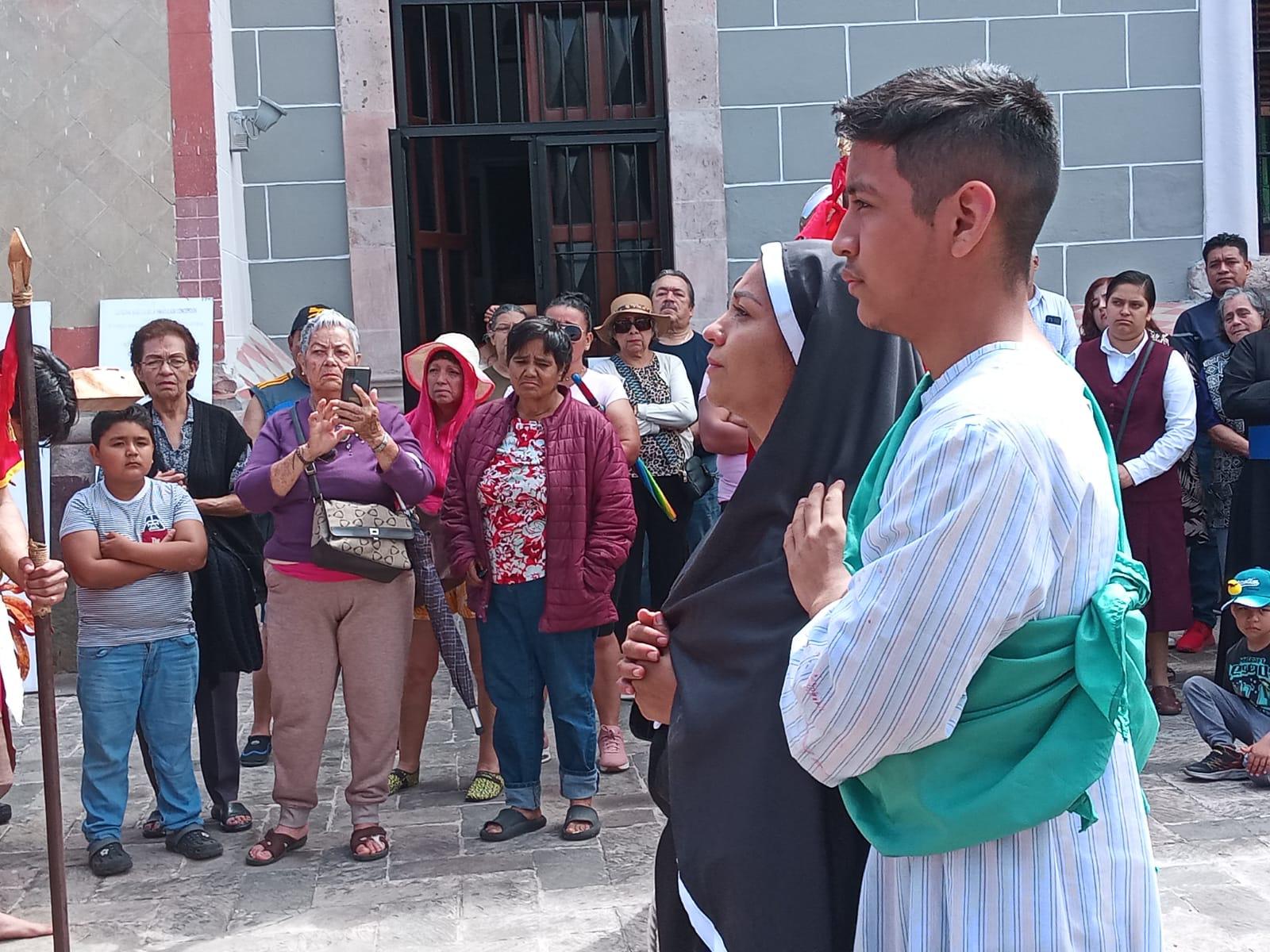 $!Realizan Viacrucis en el Atrio de la Catedral de Mazatlán