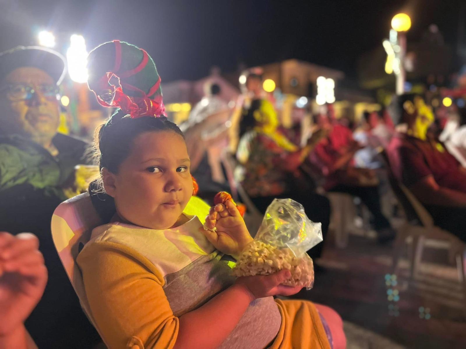 $!Ayuntamiento de Rosario abandera fiestas decembrinas con pregala navideña