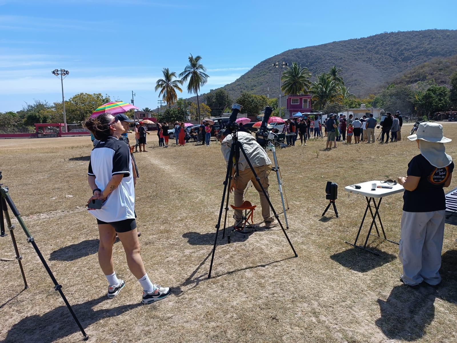 $!Acuden cerca de 3 mil a la explanada municipal de Rosario para observar el eclipse, reporta Turismo