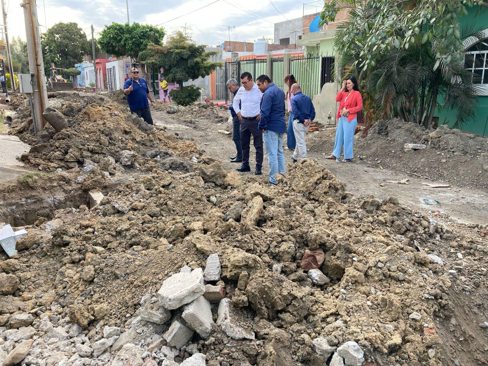 $!Supervisa Alcalde de Mazatlán avances en rehabilitación de drenaje en Hogar del Pescador