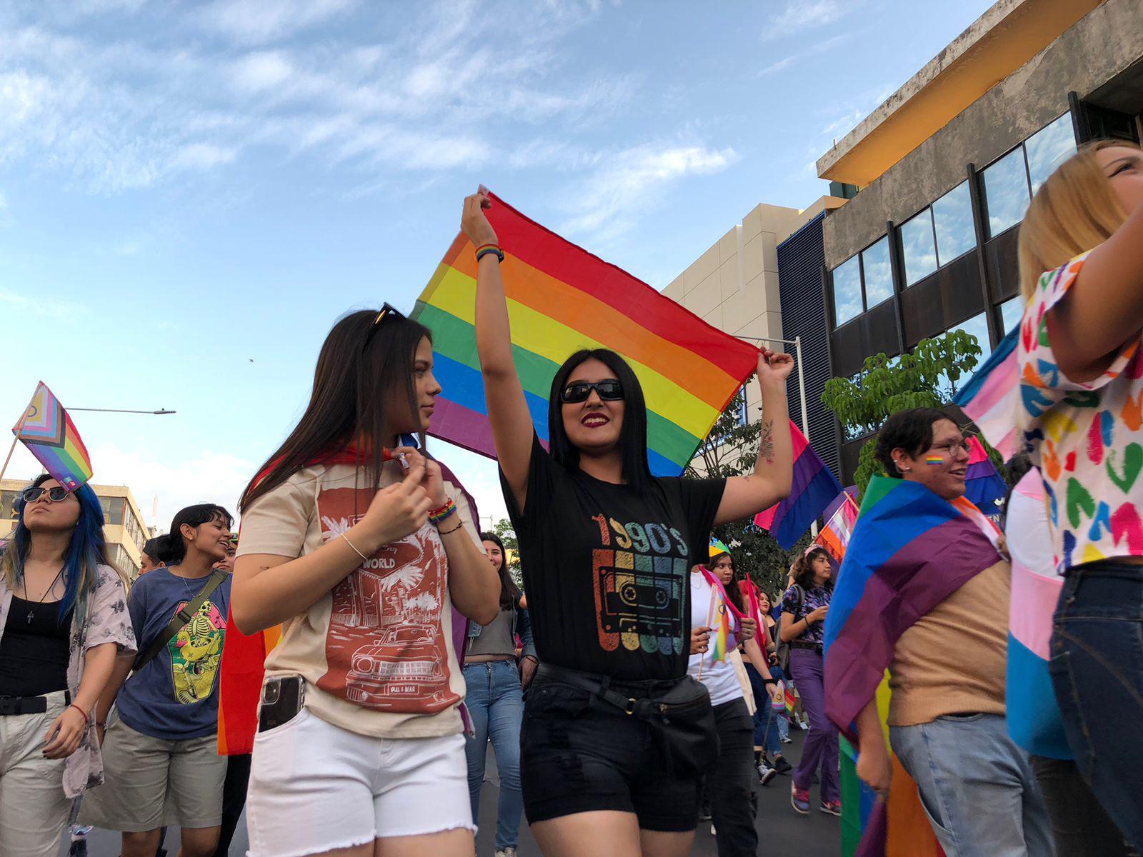 $!‘Colorea’ marcha LGBT con música, euforia y diversidad a Culiacán