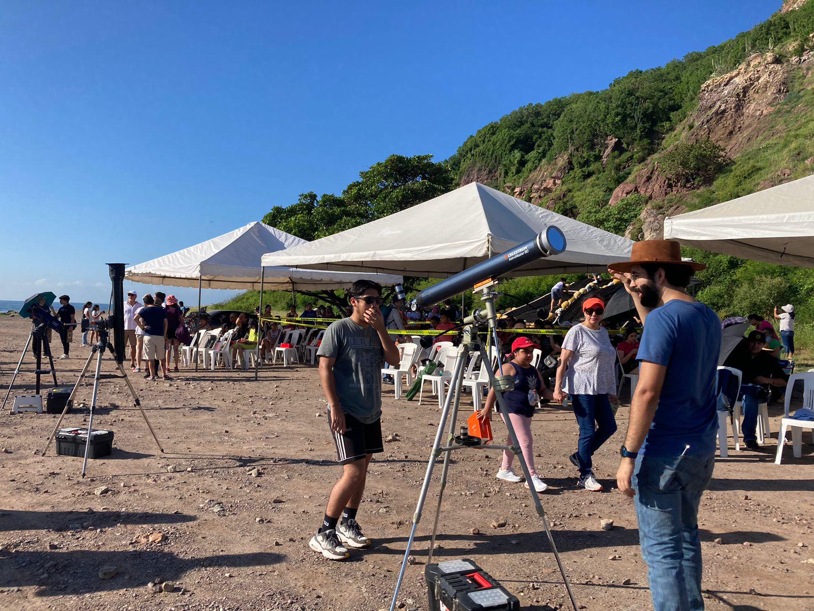 $!Esperan el eclipse solar anular desde las escolleras de Mazatlán