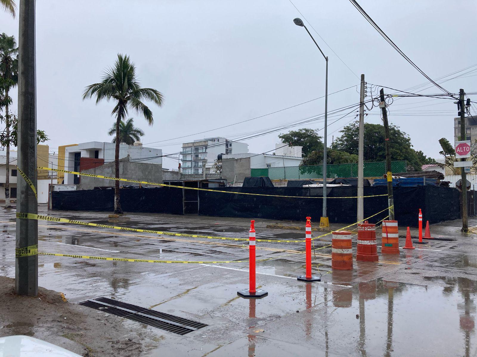 $!Avenida Cruz Lizárraga, en Mazatlán, está cerrada a la circulación