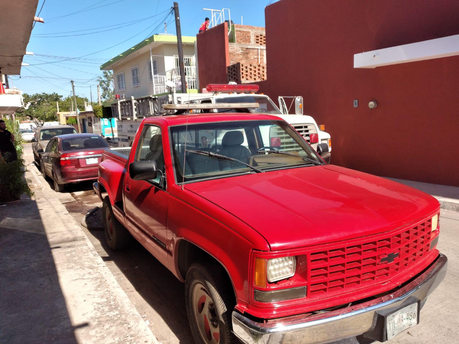 $!Mazatlán no tiene agua, pero al jefe de Bomberos Veteranos los socorristas se la llevan hasta su casa