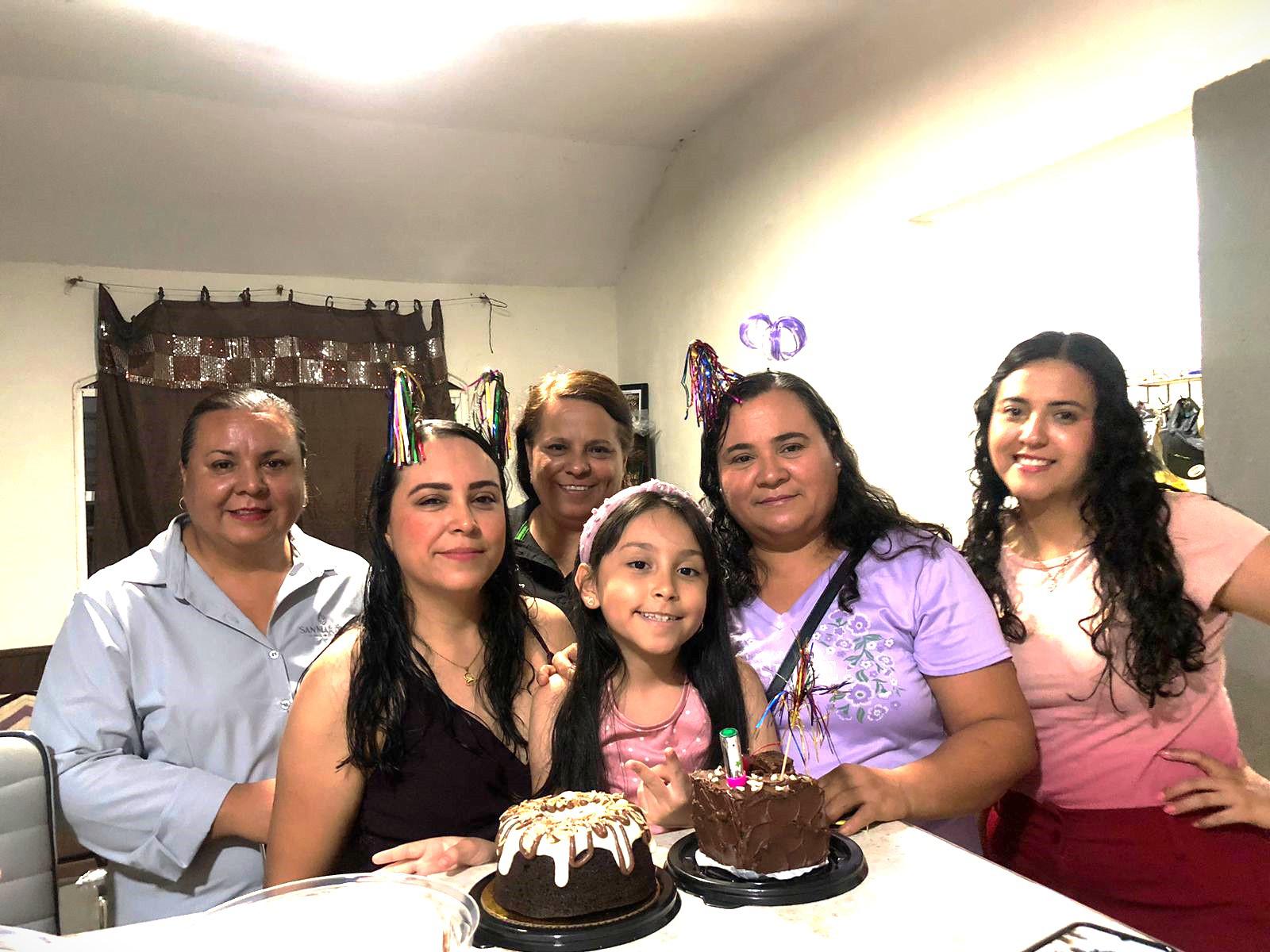 $!Con sus hnas. María Lourdes, Juanita, Noelia Aguilar, su sobrina Laura Ontiveros y su hija Alexa Sofía Martínez Aguilar.