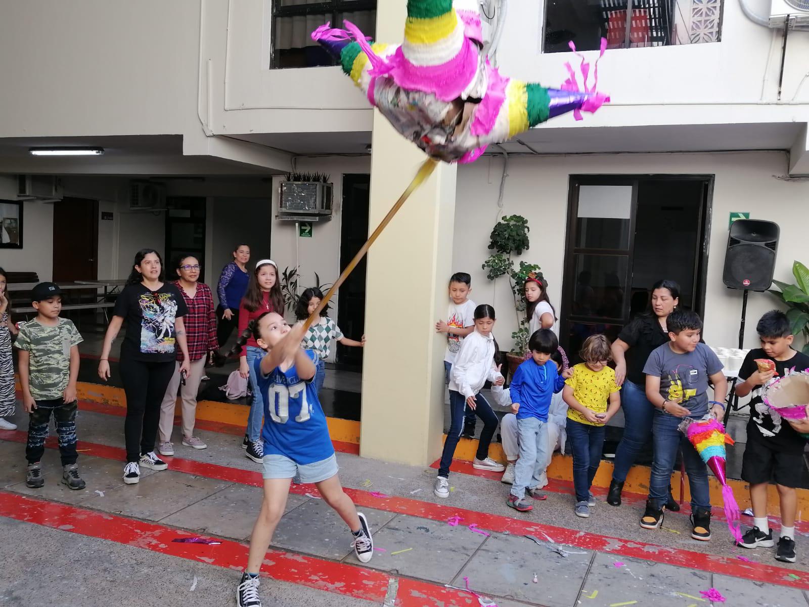 $!Con mucho brío rompieron la tradicional piñata.