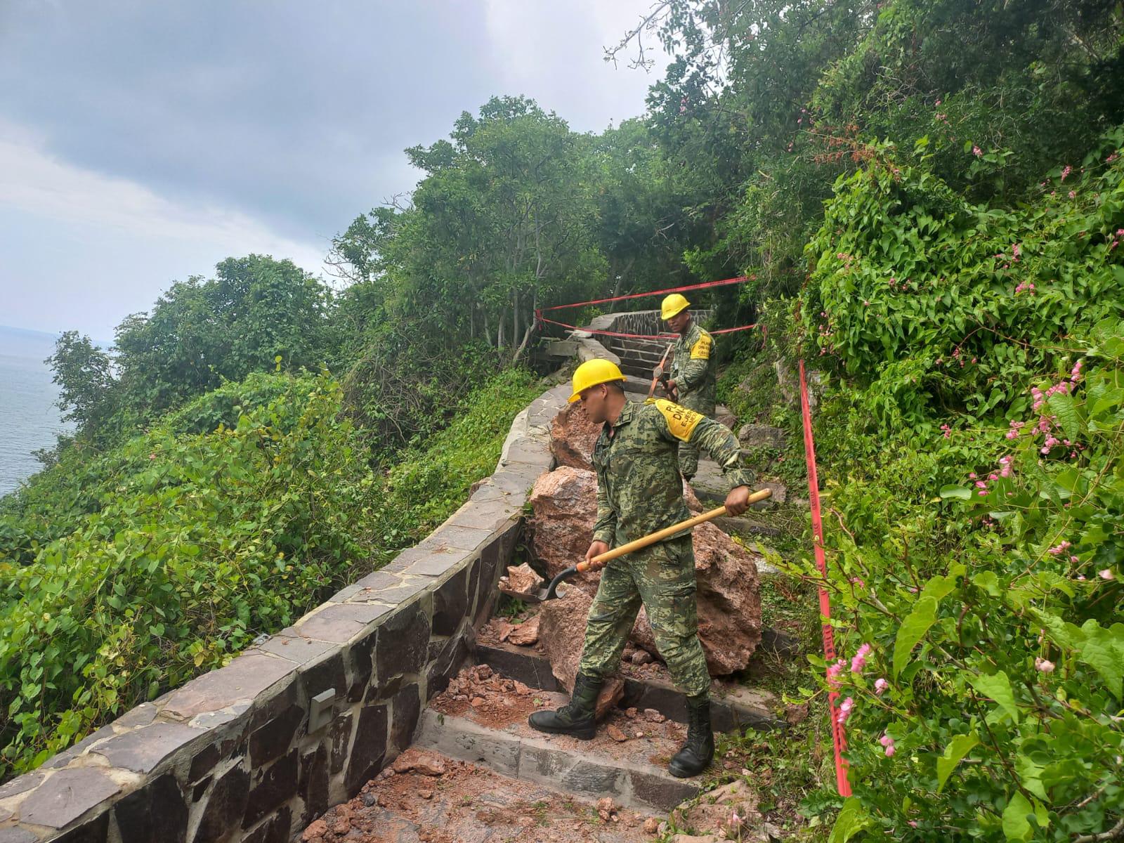 $!Remueve Ejército las piedras que cayeron en los escalones del faro