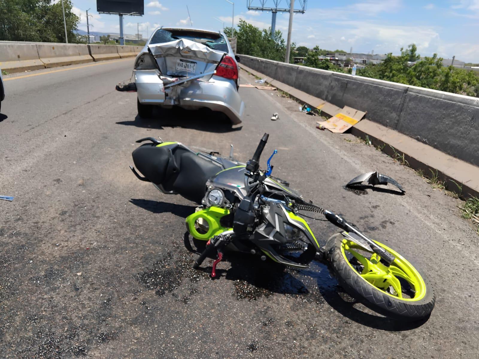 $!Choque de motocicleta contra automóvil, en Culiacán, deja dos heridos