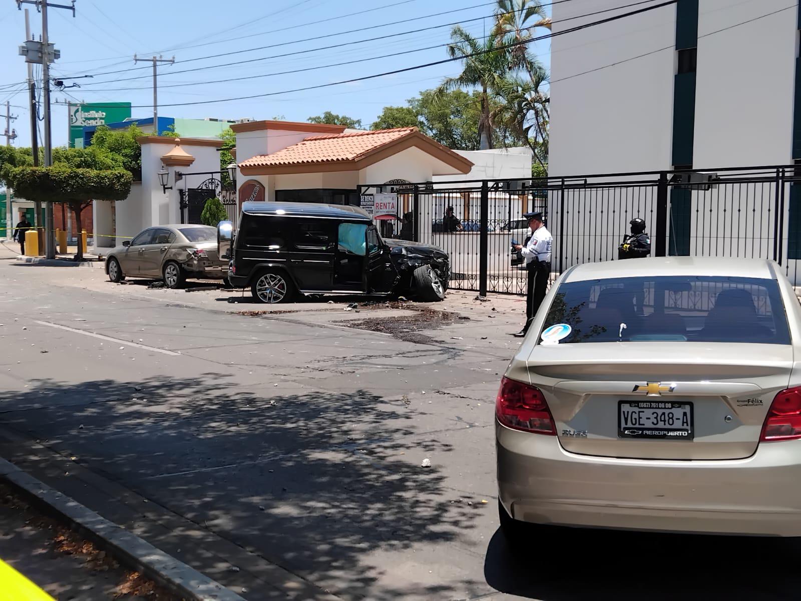 $!Persecución a balazos termina en volcadura y choque por el Malecón de Culiacán