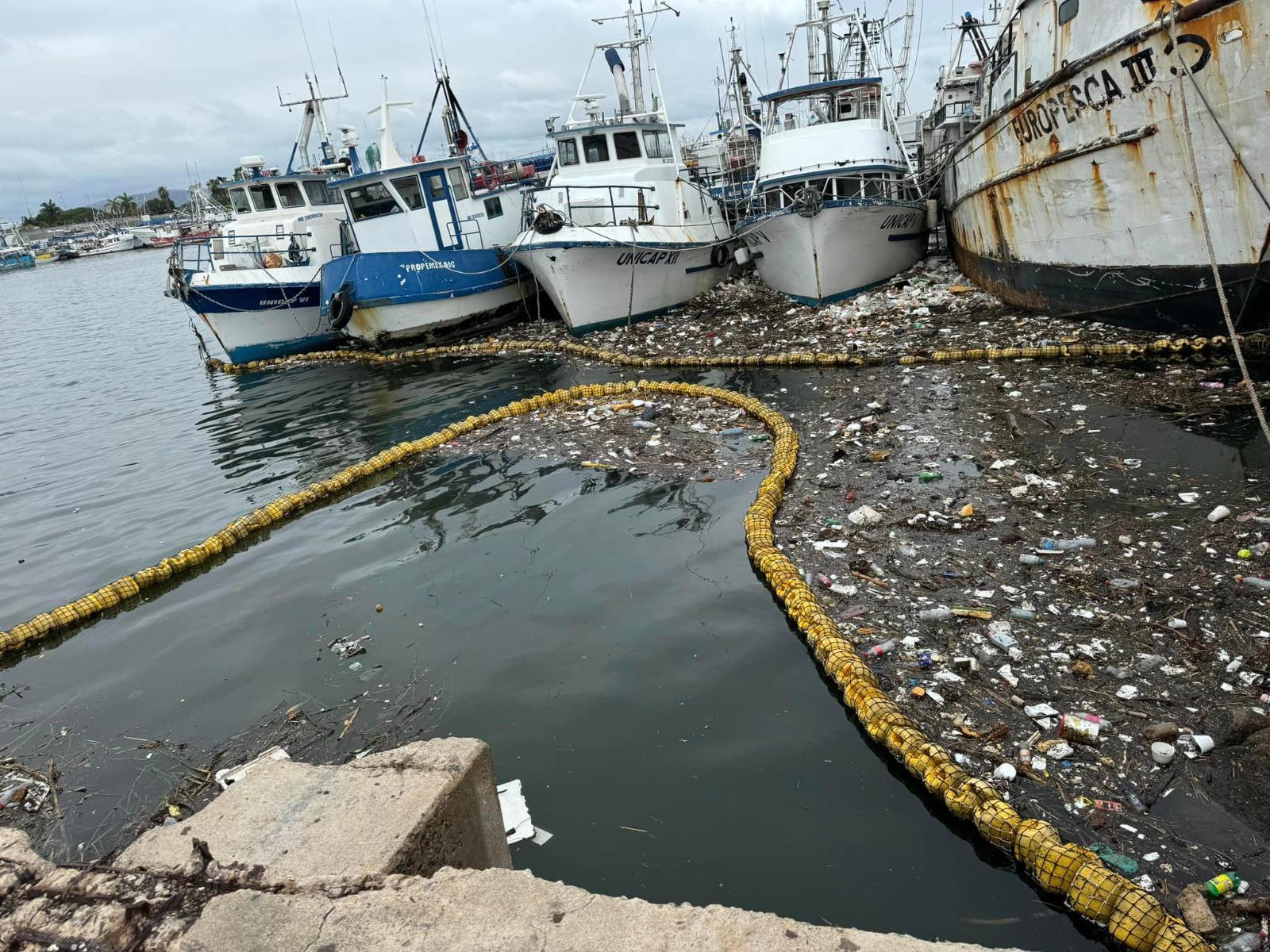 $!Retiran alrededor de 10 toneladas de residuos de la biobarda del Puente Juárez