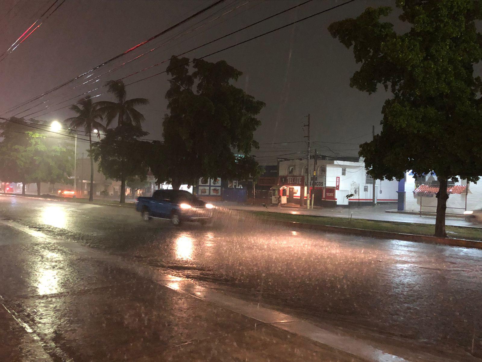 $!Vive Culiacán una noche con lluvias intensas