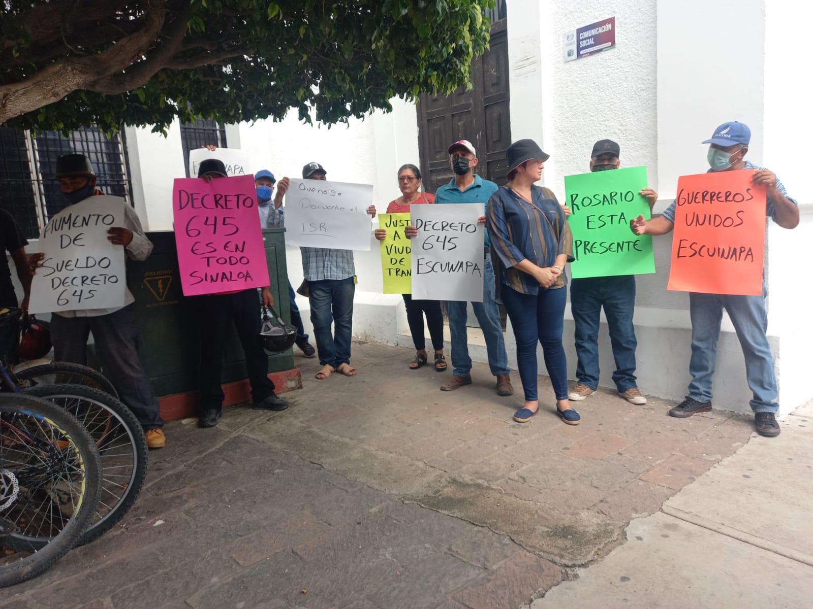 $!Viudas de policías y agentes jubilados exigen en Escuinapa homologación de salarios con los activos