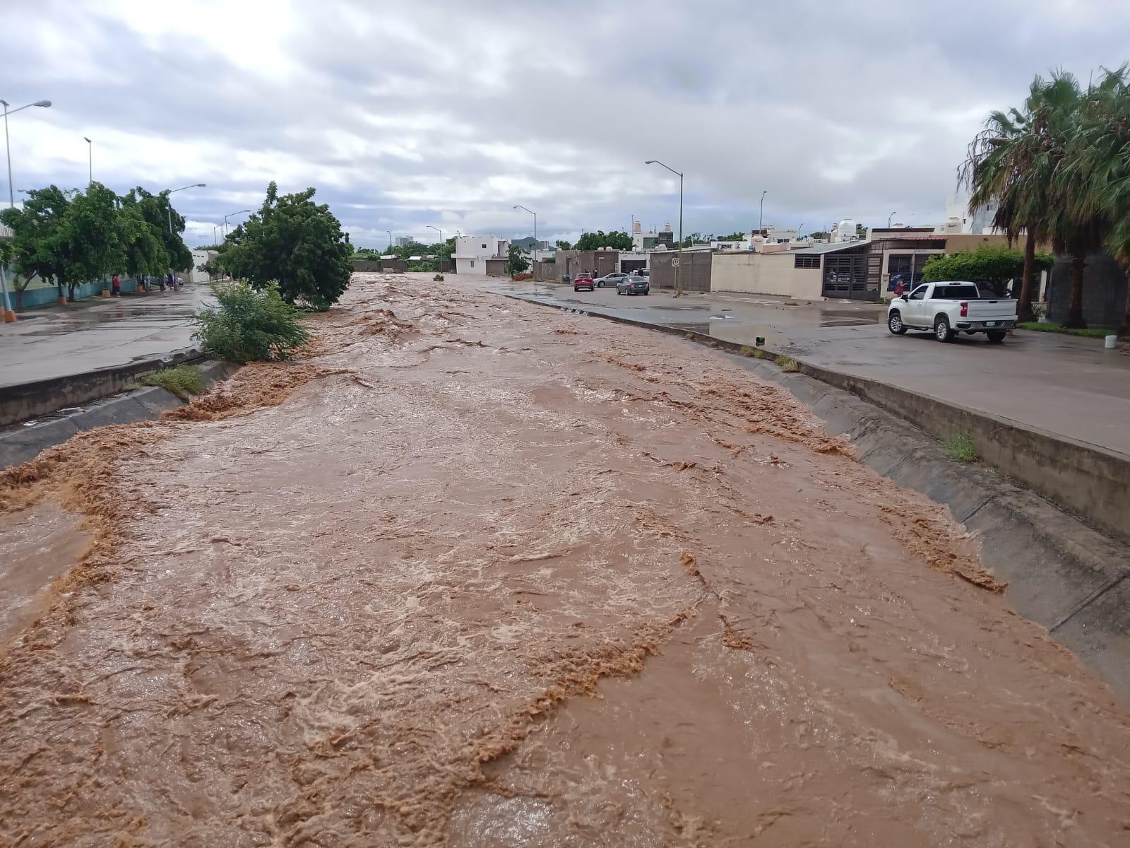 $!Se desborda el arroyo del Seminario en Real Pacífico en Mazatlán