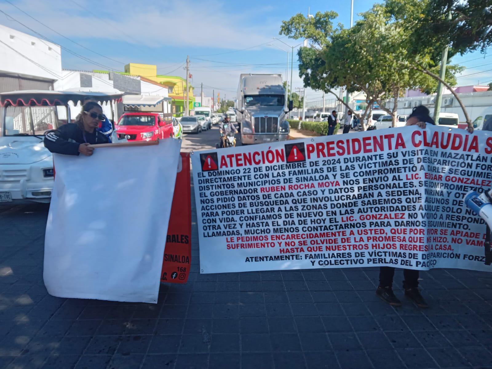 $!Bloquean familiares de personas desaparecidas la avenida frente a muelle de cruceros para exigir ayuda para buscarlos