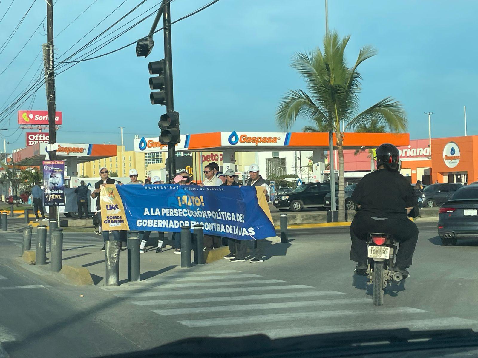 $!En cruceros de Culiacán, Mazatlán y Rosario trabajadores de la UAS ahora pegan calcas y entregan volantes