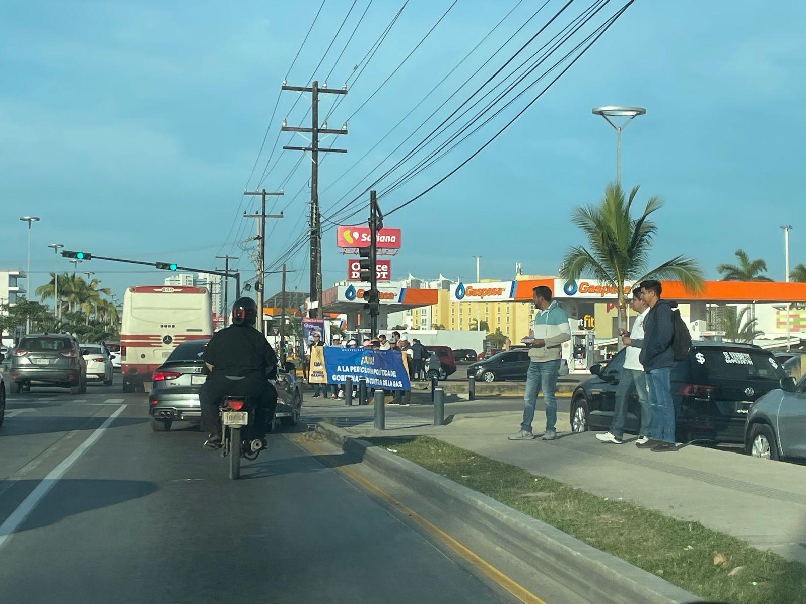 $!En cruceros de Culiacán, Mazatlán y Rosario trabajadores de la UAS ahora pegan calcas y entregan volantes