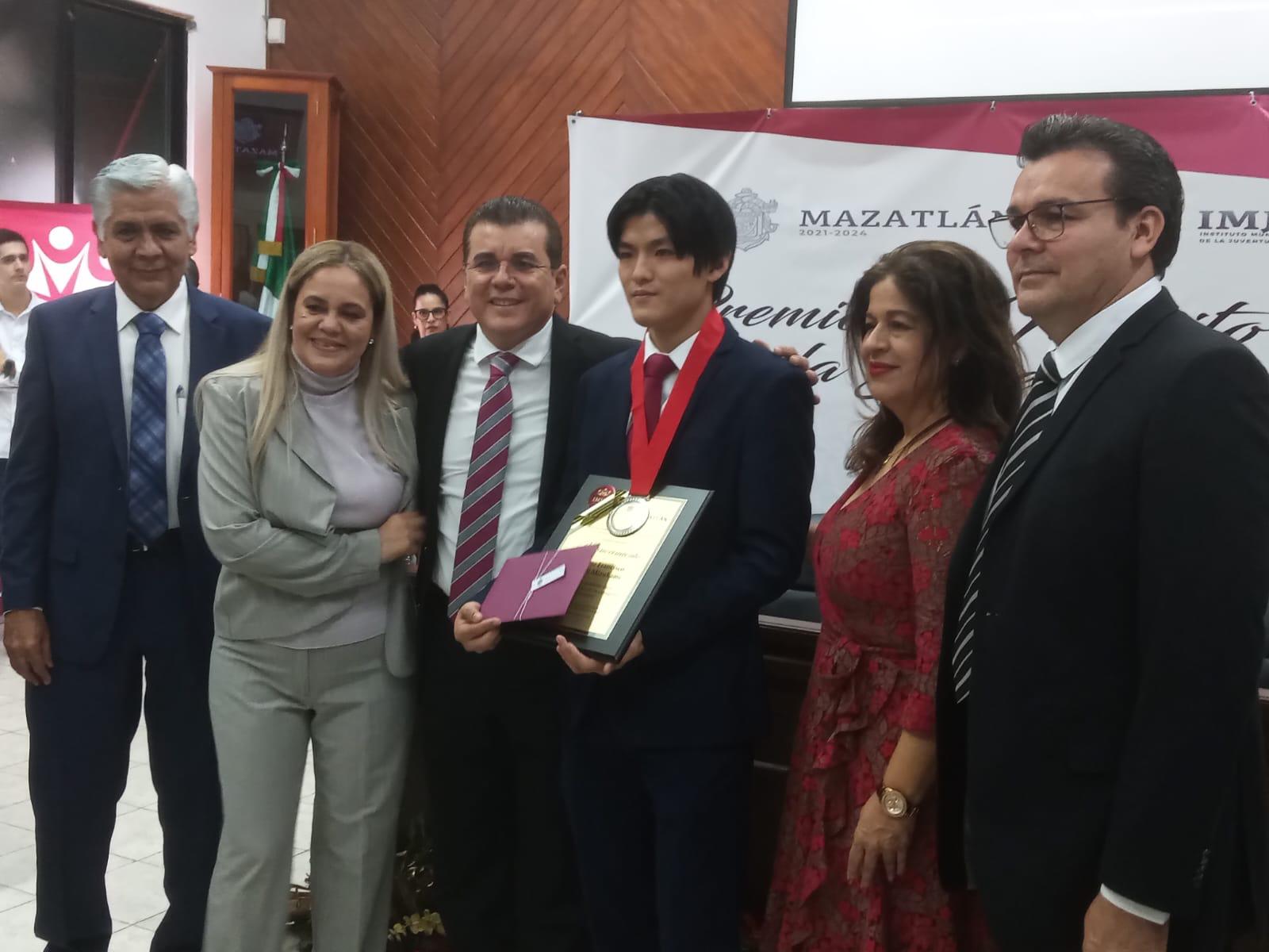 $!Entregan el Premio al Mérito Juvenil 2022 en Mazatlán