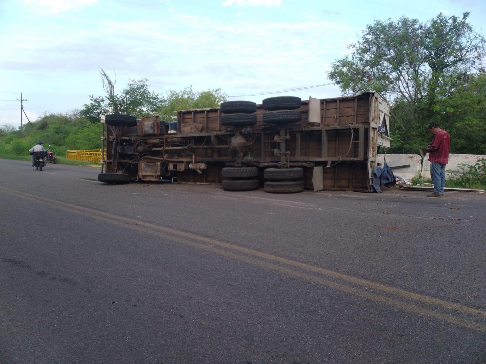 $!Camión con semillas se vuelca en carretera Guamúchil-Angostura; no hay lesionados