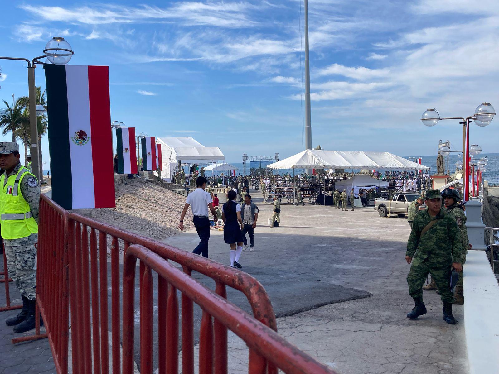 $!Alistan el escenario para el Día de la Bandera en la Sánchez Taboada; hasta cañones colocan