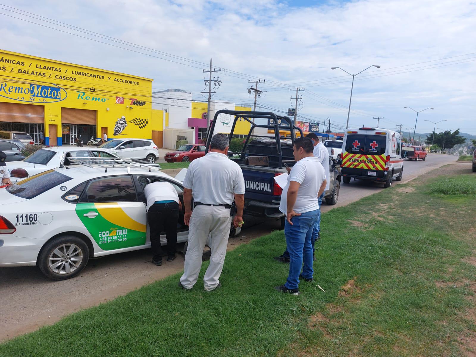 $!Taxi choca por alcance contra patrulla en Mazatlán