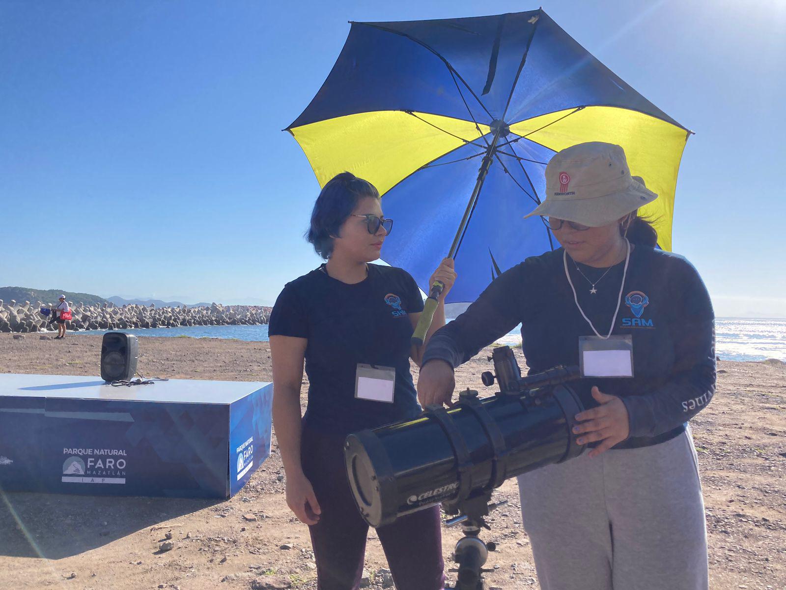 $!Esperan el eclipse solar anular desde las escolleras de Mazatlán