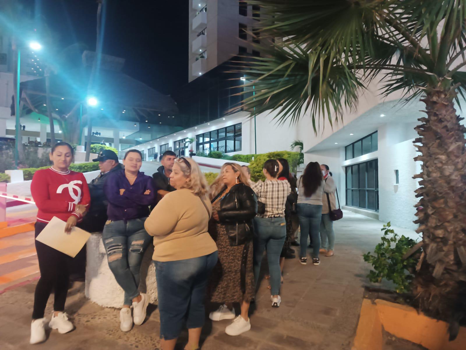 $!Seguidores de Morena llegan a la Zona Dorada, en Mazatlán, para recibir a Claudia Sheinbaum