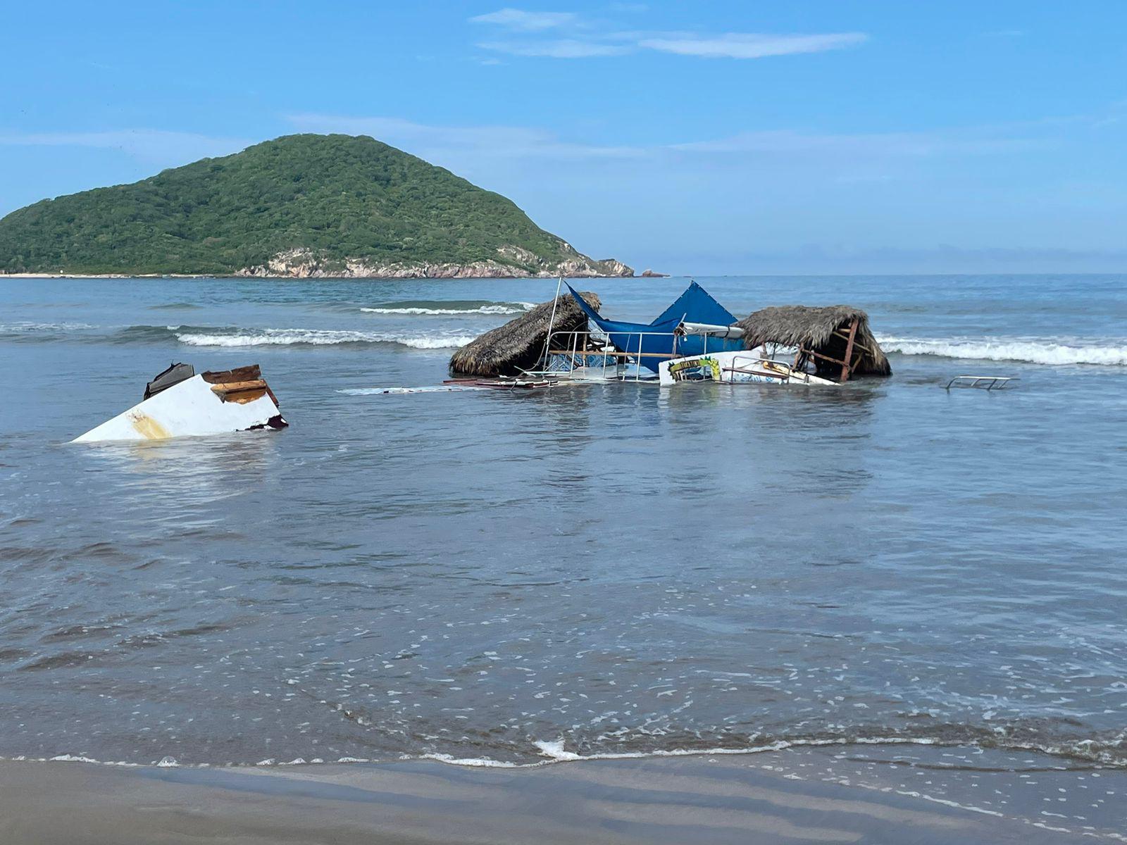 $!Olas destruyen embarcación encallada en playa de Mazatlán