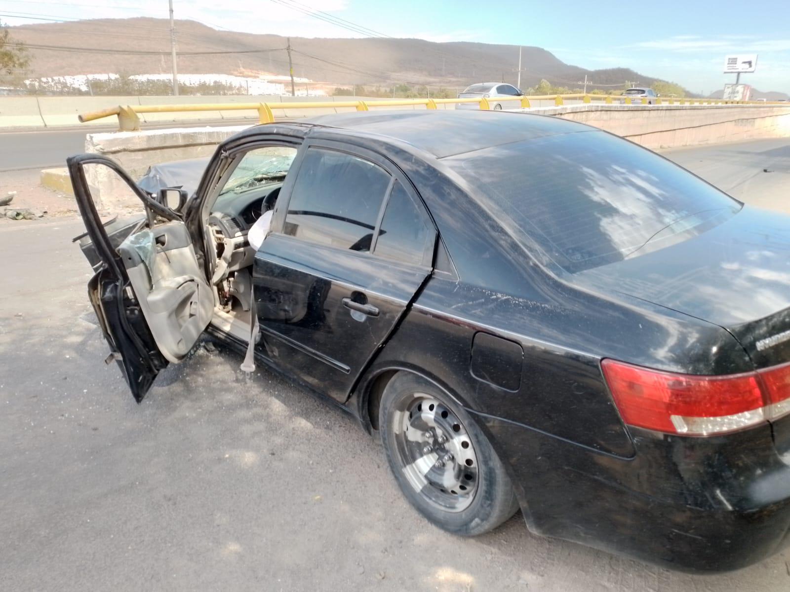 $!Hombre queda atrapado en su auto al chocar contra muro de concreto en Culiacán