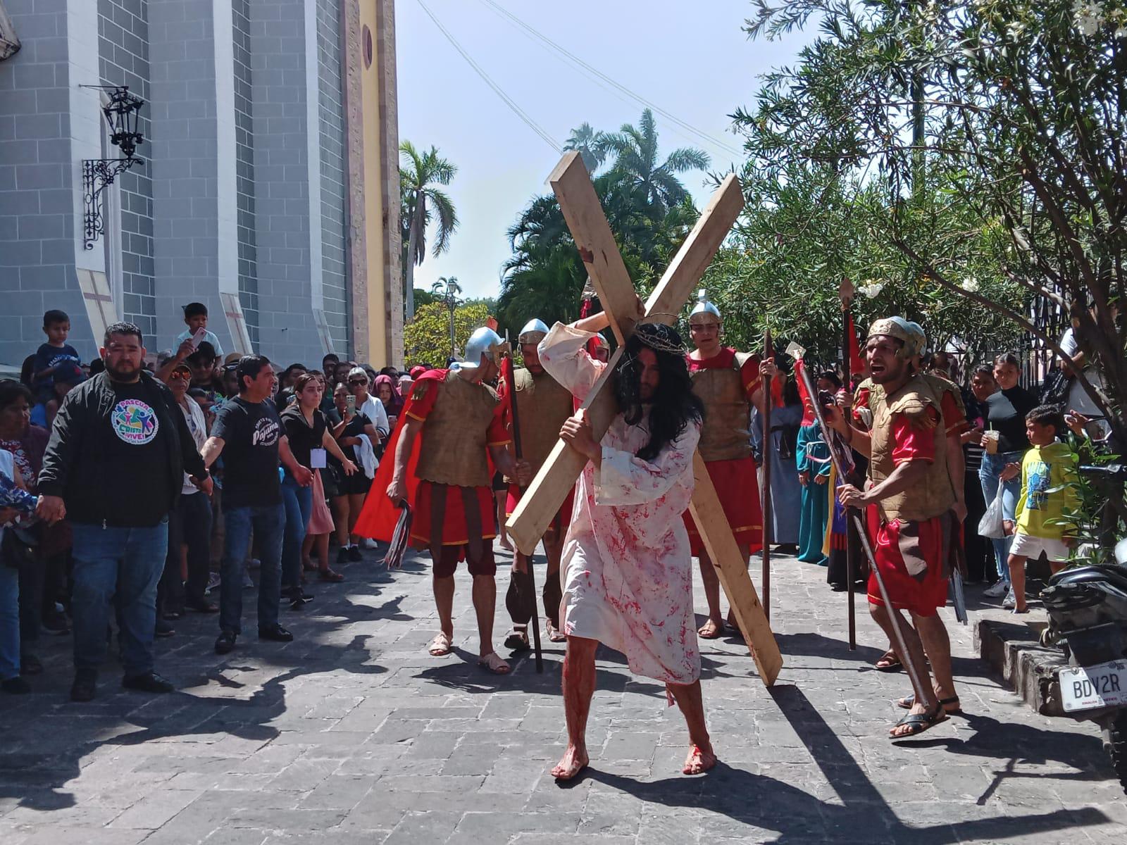 $!Realizan Viacrucis en el Atrio de la Catedral de Mazatlán