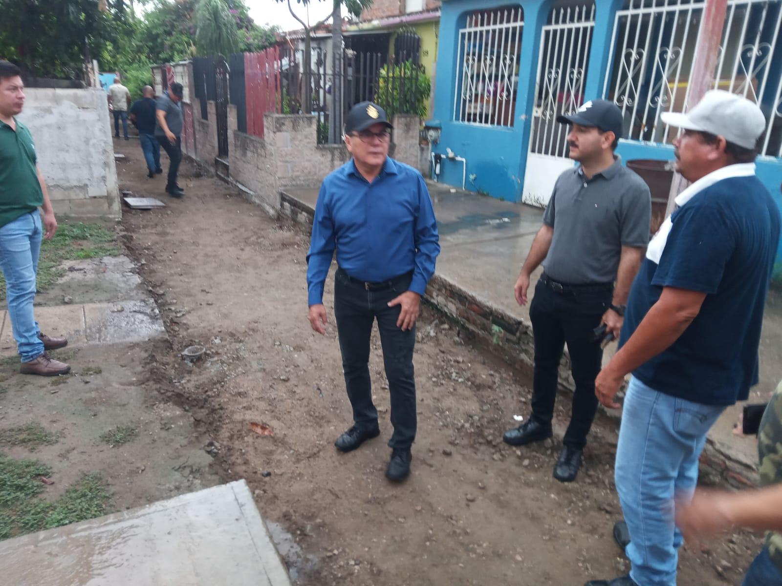 $!Supervisa Alcalde de Mazatlán rehabilitación de drenaje en callejón Gilberto Owen, donde se invierten $1.6 millones