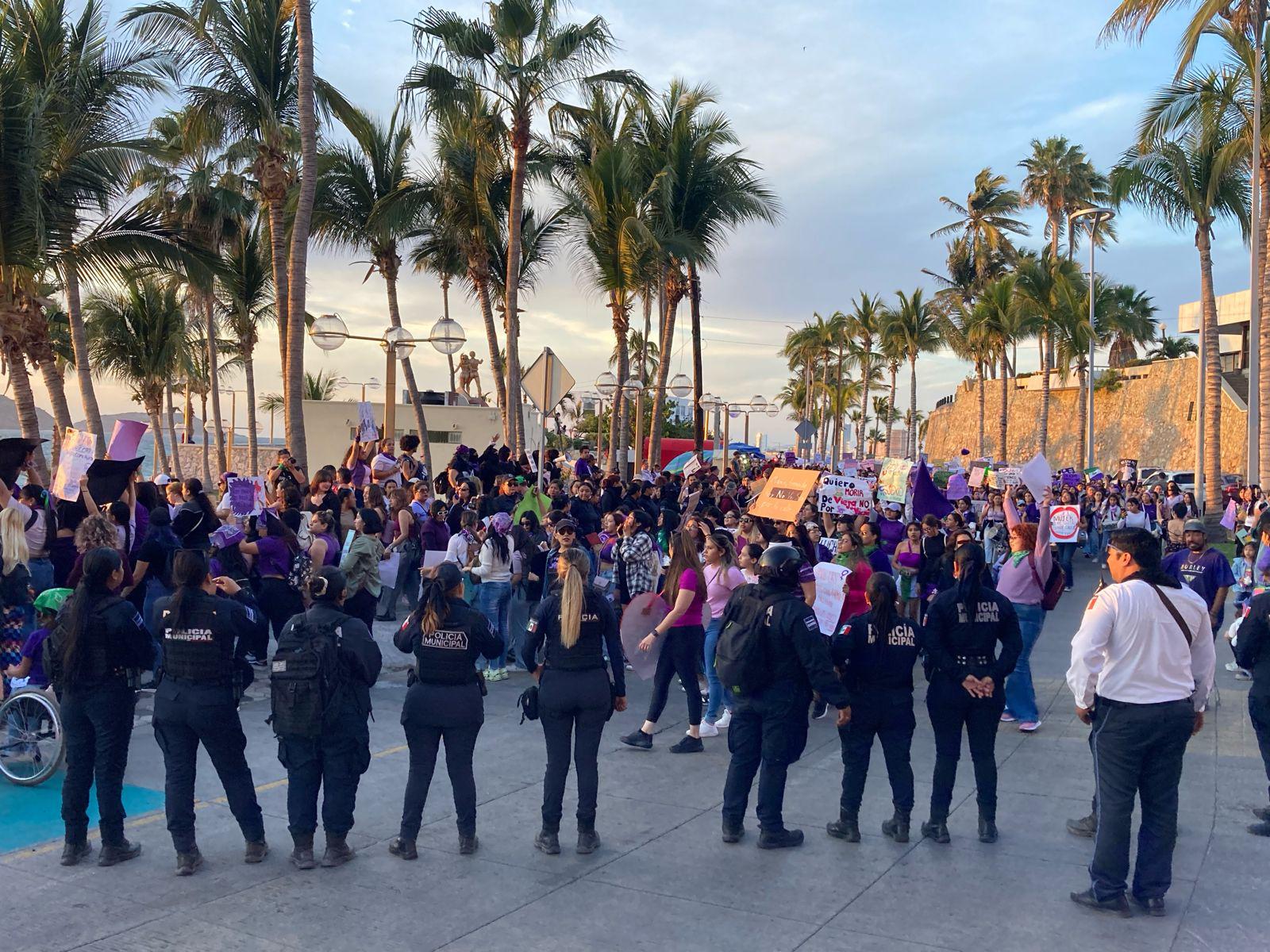 $!Mujeres en Mazatlán ‘encienden el fuego de sus voces’ en la Marcha del 8M