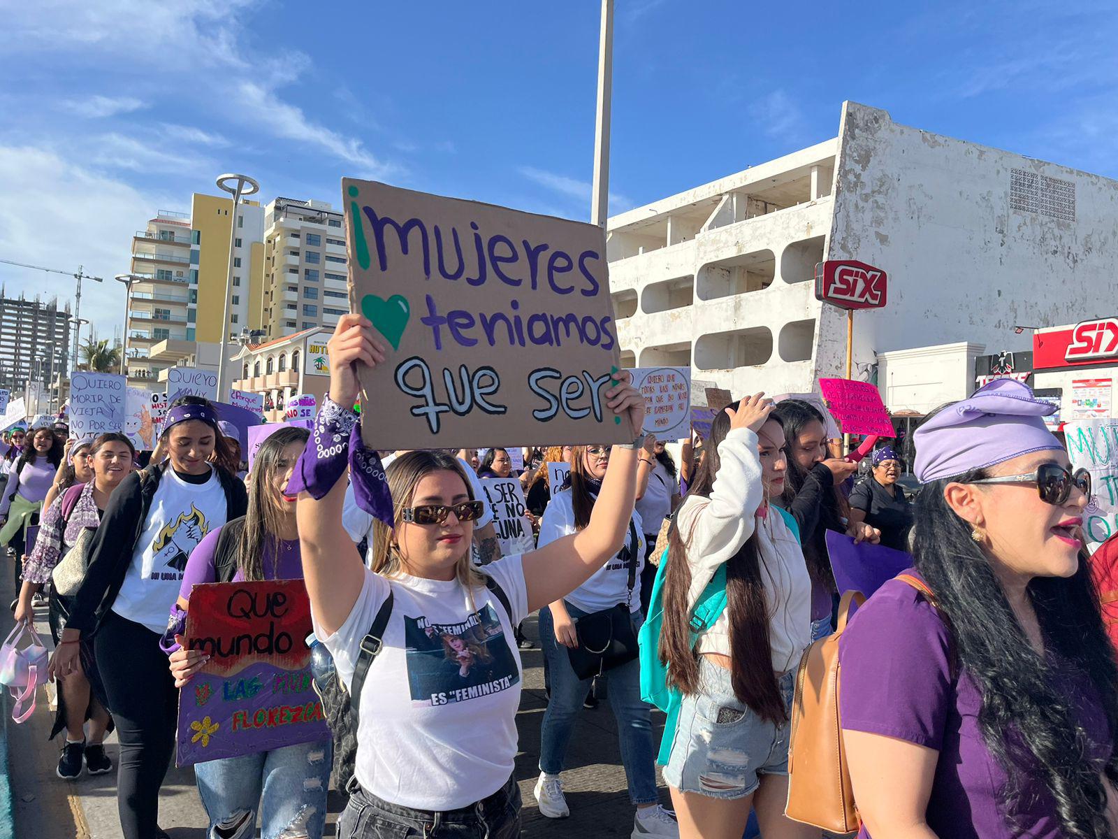 $!Mujeres en Mazatlán ‘encienden el fuego de sus voces’ en la Marcha del 8M