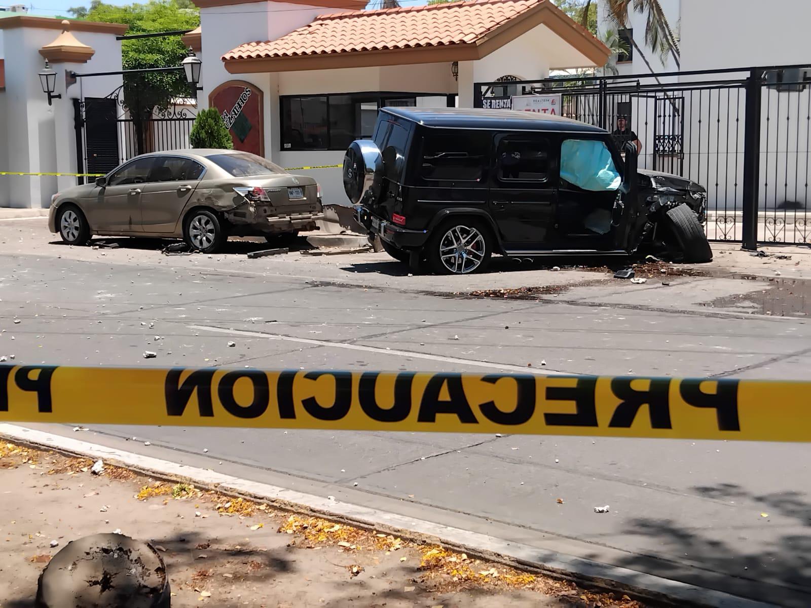 $!Persecución a balazos termina en volcadura y choque por el Malecón de Culiacán