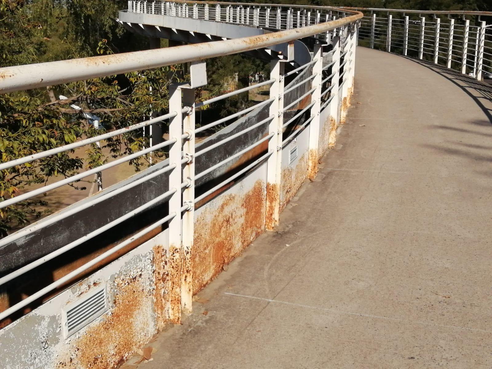 $!Puente bimodal del Parque Constitución se encuentra abandonado; deteriorado, sin iluminación y vandalizado