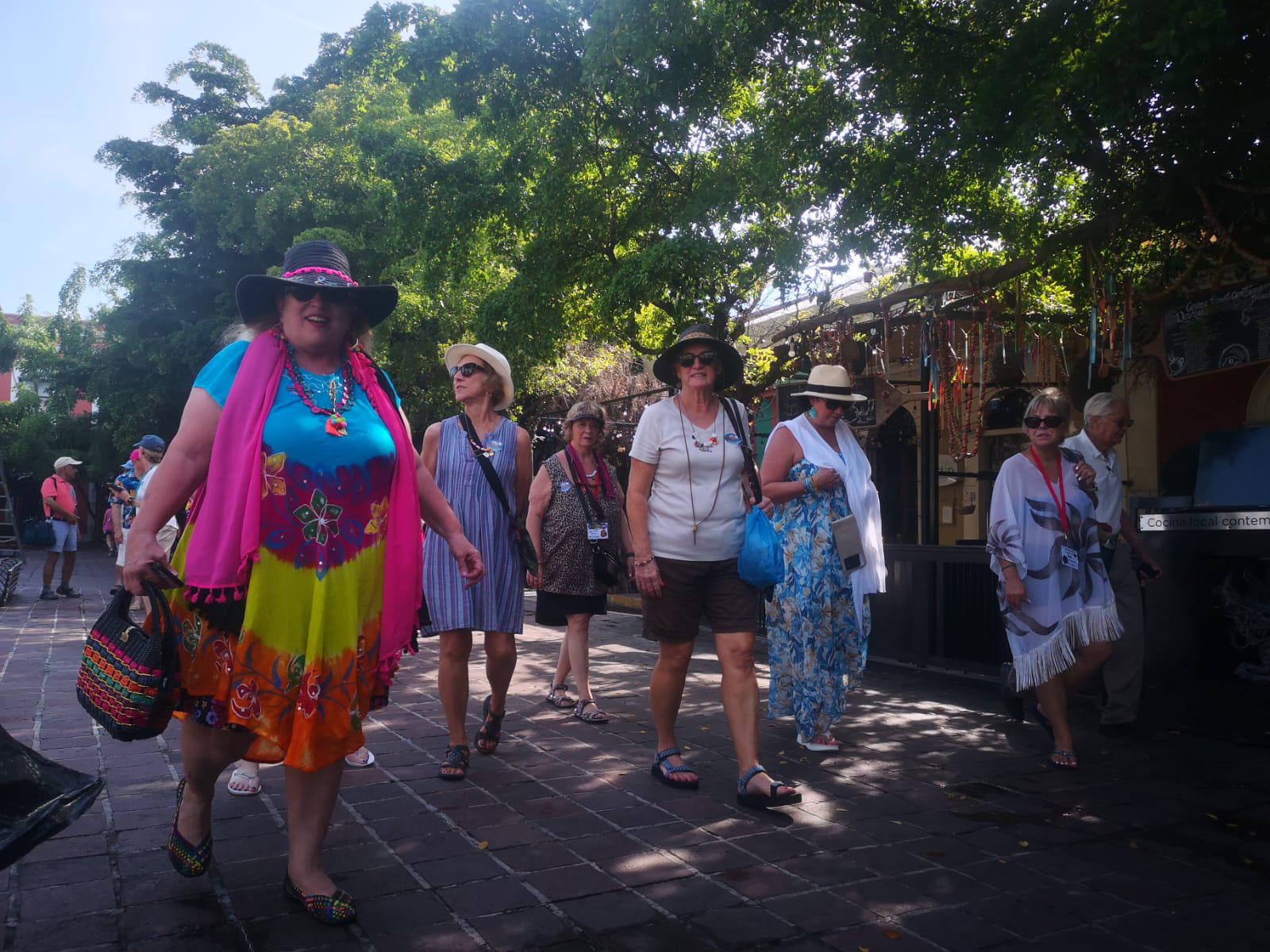 $!Gustan a turistas y locales las catrinas, calaveras y altares en el Centro Histórico de Mazatlán