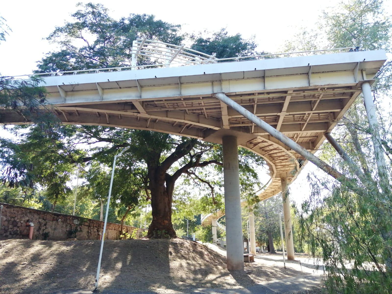 $!Puente bimodal del Parque Constitución se encuentra abandonado; deteriorado, sin iluminación y vandalizado