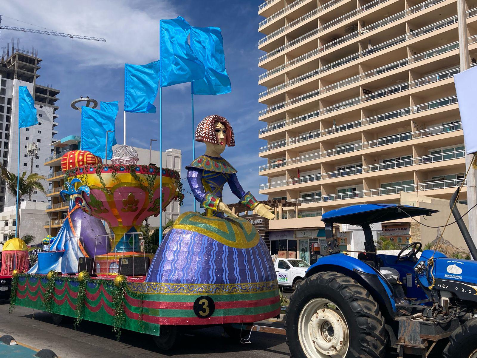 $!Inicia a las 16:00 horas el segundo desfile de Carnaval; ya esperan miles de personas en el malecón