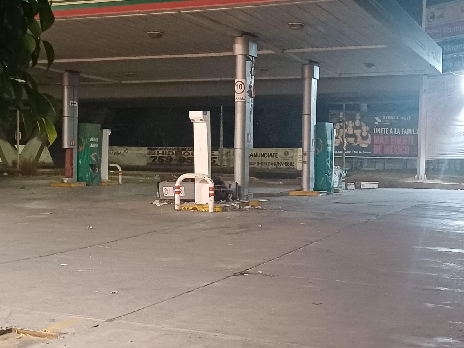 $!Se incendia y desploma bomba en una gasolinera frente a Country Club, en Culiacán