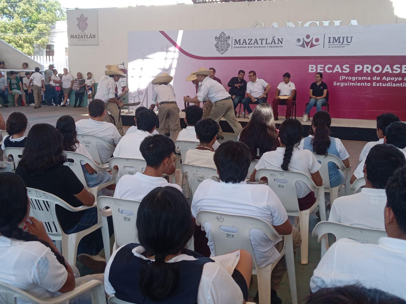 $!Entregan becas del Programa de Apoyo al Seguimiento Estudiantil, en Mazatlán