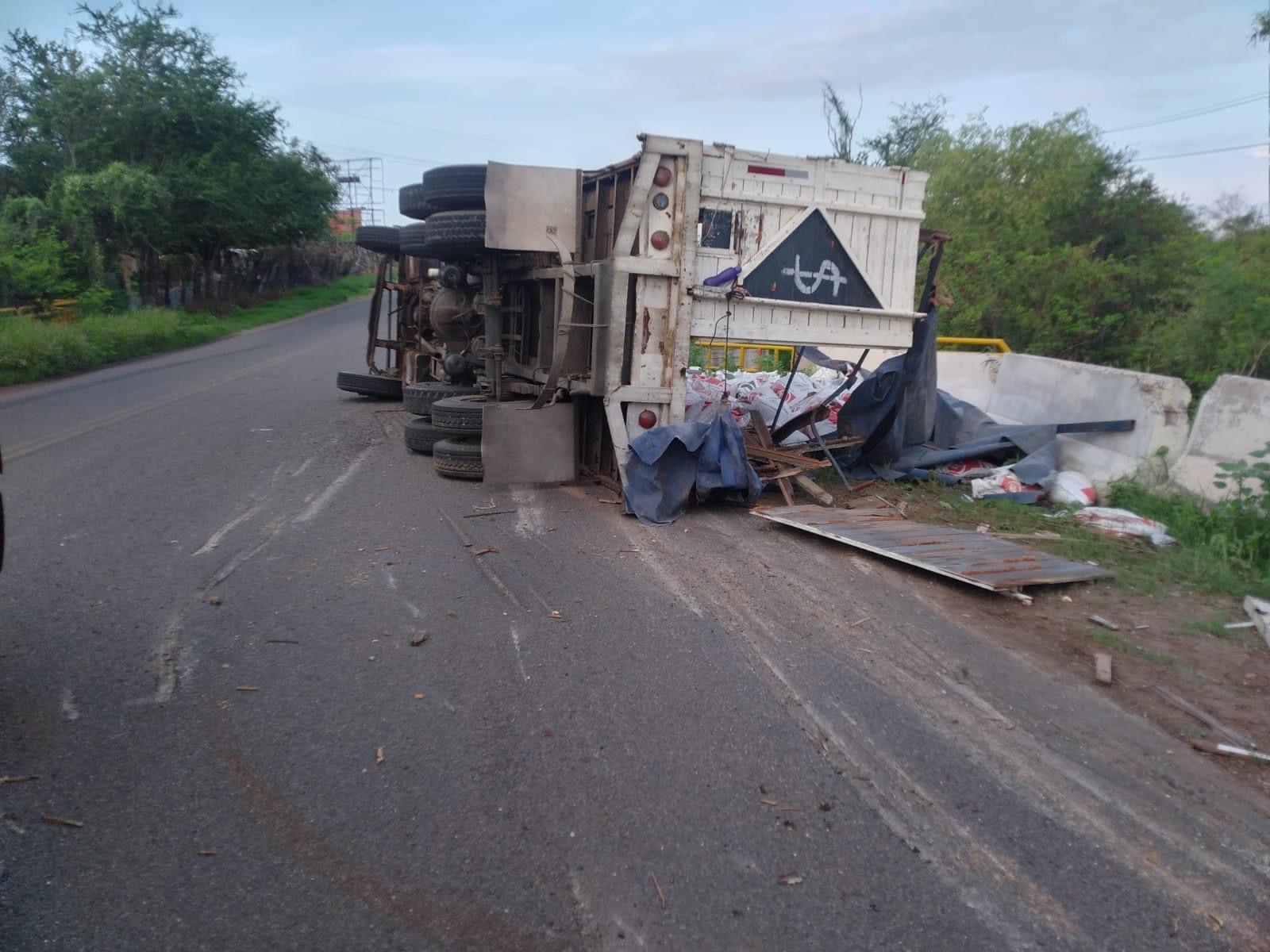 $!Camión con semillas se vuelca en carretera Guamúchil-Angostura; no hay lesionados