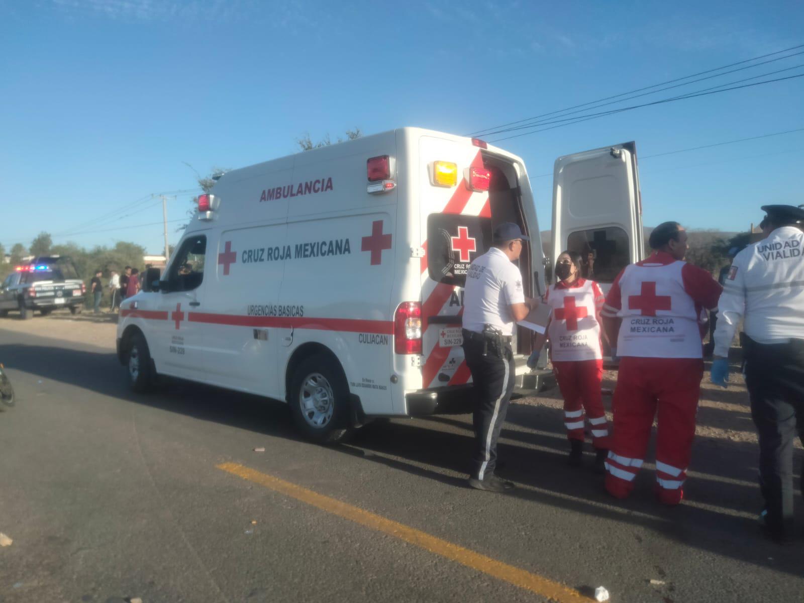 $!Vehículo choca con motocicleta en carretera a Sanalona; hay dos lesionados