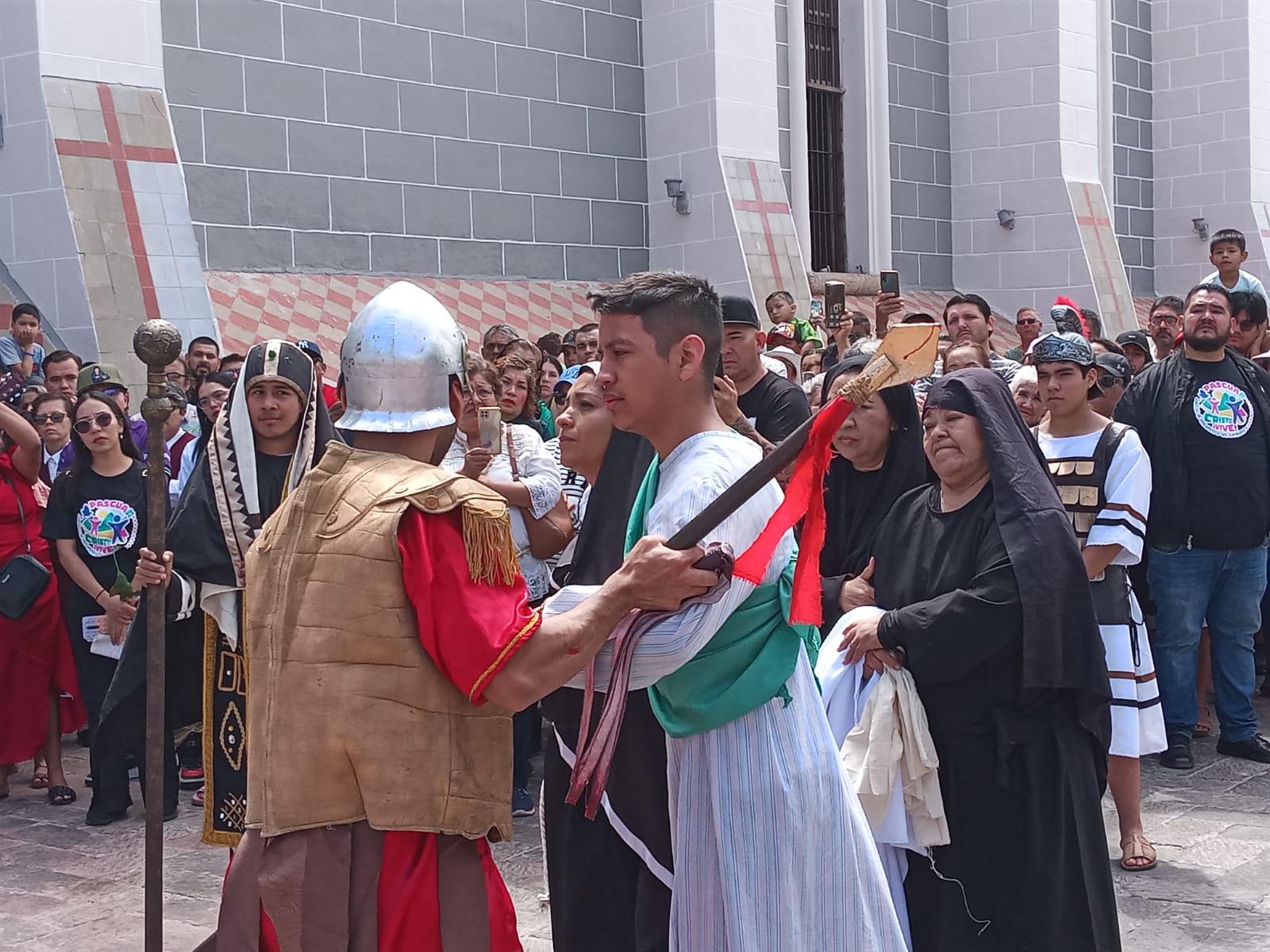 $!Realizan Viacrucis en el Atrio de la Catedral de Mazatlán