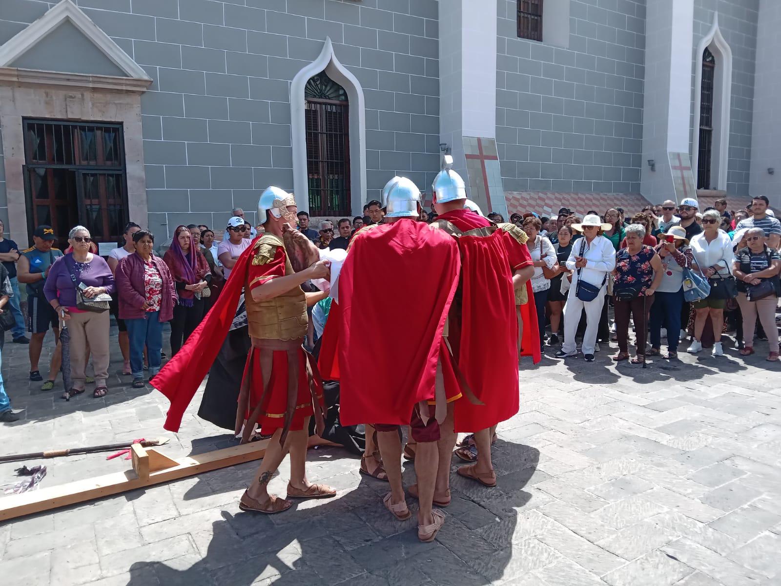 $!Realizan Viacrucis en el Atrio de la Catedral de Mazatlán