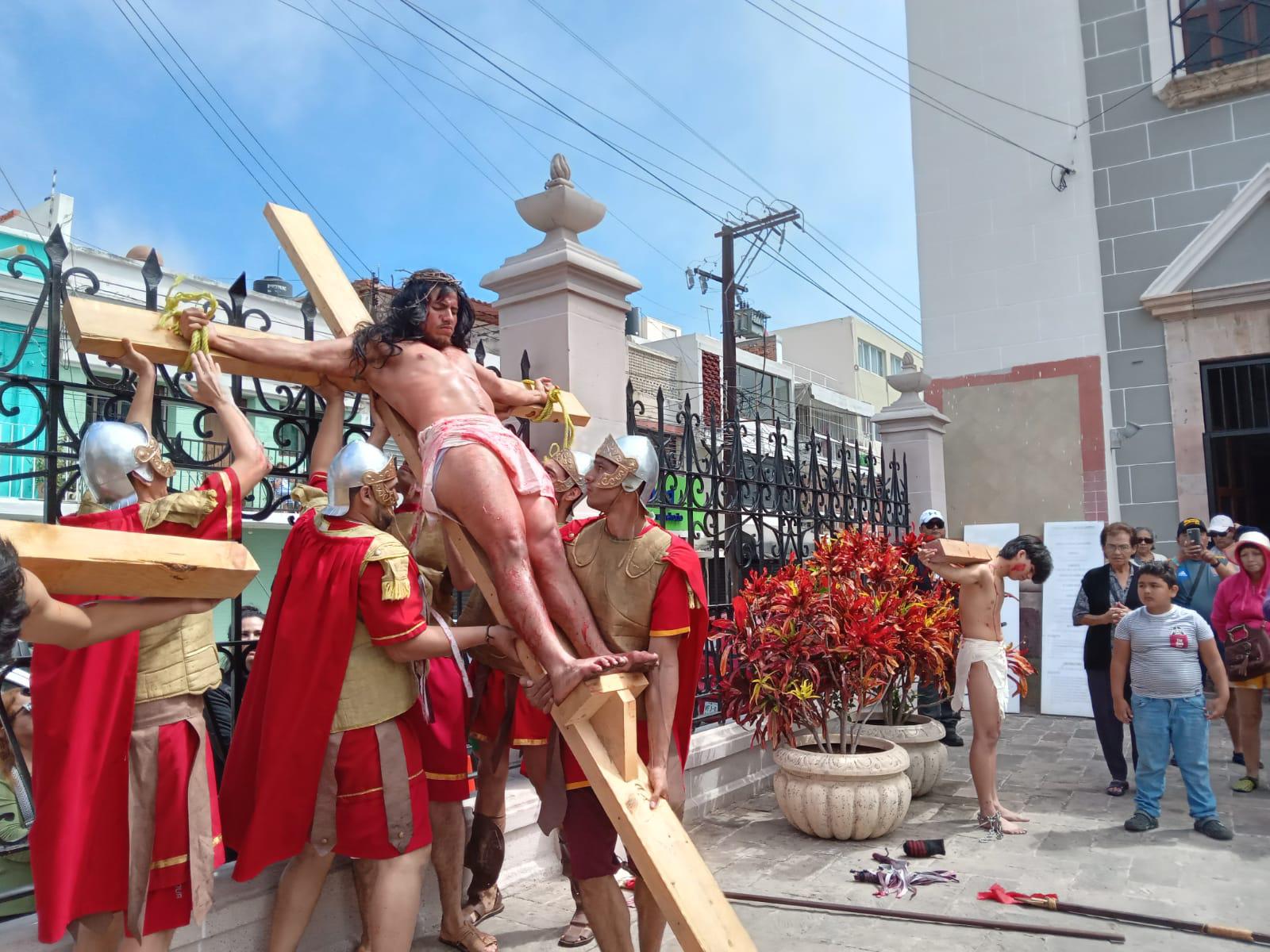 $!Realizan Viacrucis en el Atrio de la Catedral de Mazatlán