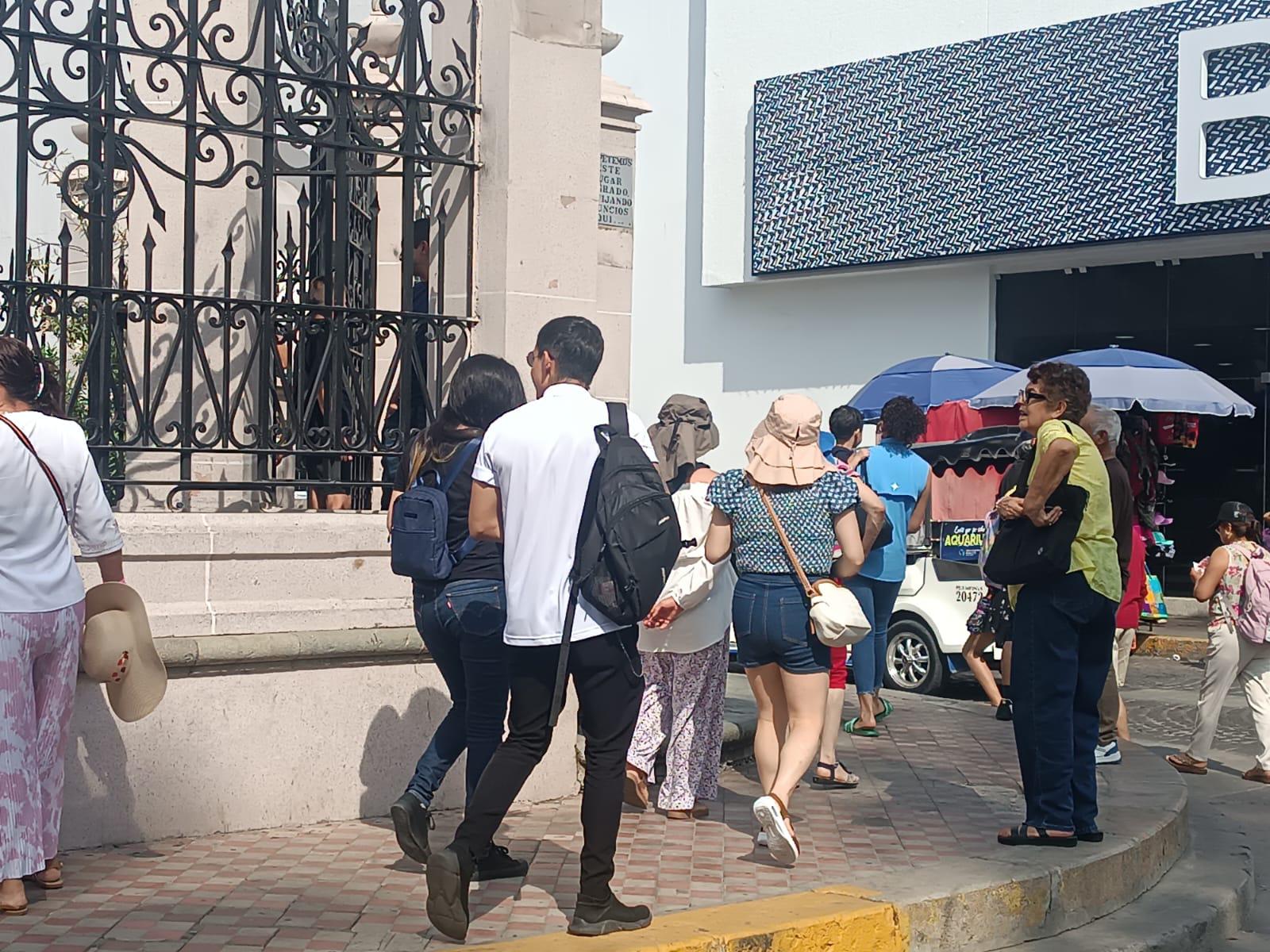 $!Turistas disfrutan del fin de semana en Mazatlán