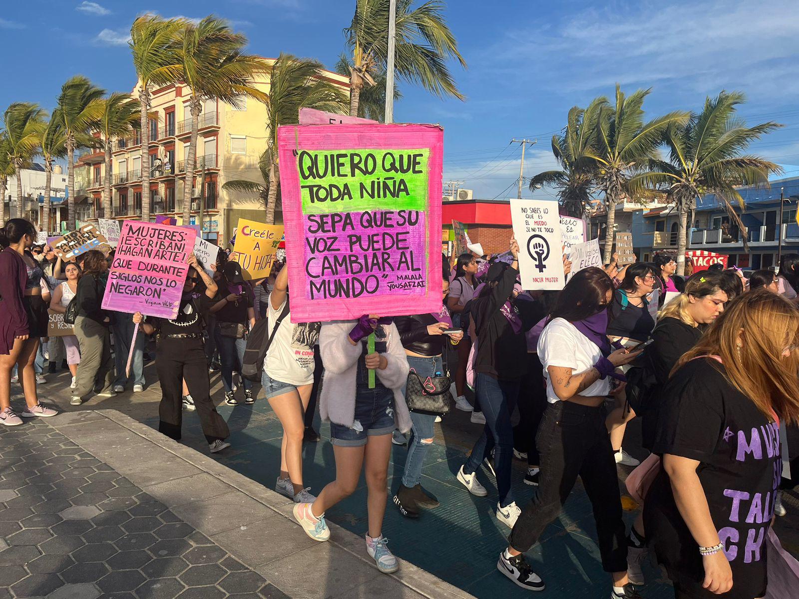 $!Mujeres en Mazatlán ‘encienden el fuego de sus voces’ en la Marcha del 8M